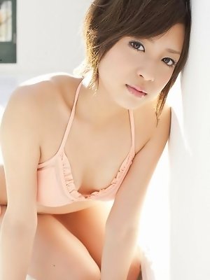 Adorable babe Miyu Oriyama melts the heart in her pink bikini